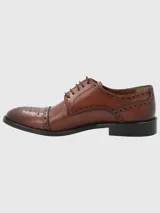 Zapato de vestir acordonado color marrón, con puntera brogue y detalles de perforaciones.