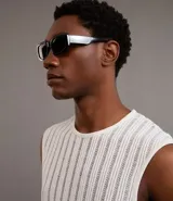 Musculosa de punto calado color blanco, de corte oversized y cuello redondo.