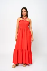 Vestido largo strapless color rojo, con elástico en el busto y volado fruncido en el ruedo.