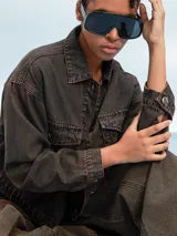Campera de jean celeste con efecto lavado, corte cropped, cuello camisero, cierre frontal con botones metálicos, cuatro bolsillos frontales con solapa y puños abotonados.
