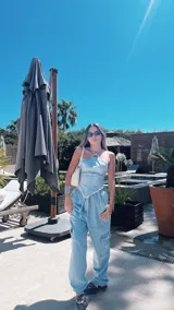Pantalón cargo de denim azul con bolsillos laterales con tapa, cintura elastizada y pierna amplia.