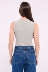 Musculosa gris de punto canalé, con cuello redondo y sisas amplias.