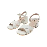 Sandalias blancas de cuero sintético con textura tipo cocodrilo, tiras cruzadas en el empeine, pulsera con hebilla al tobillo y tacón cuadrado bajo.