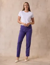 Pantalón verde esmeralda de gabardina elastizada marca Zac & Rachel, con pretina ancha con faja interna modeladora, largo de pierna con costura frontal pespunteada y trasera con bolsillos ojal simulados.