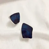 Aros pequeños de alpaca con ágata natural de color azul.