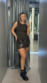 Vestido corto marrón chocolate al cuerpo, sin mangas y con cuello redondo.