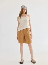 Musculosa color crudo de lino con breteles finos y detalles con vivos en el escote.