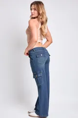Pantalón de jeans azul de corte ancho, con bolsillos laterales tipo cargo.