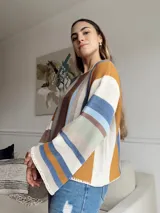 Sweater tejido de punto con rayas verticales en tonos marrón, azul, verde y beige, con mangas anchas acampanadas.