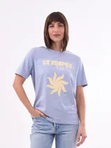 Remera negra de algodón con cuello redondo y mangas cortas. Estampado frontal con la frase "World Tour Vacation State of Mind" en letras de colores y un pequeño dibujo de una palmera.