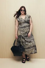 Vestido largo con estampado abstracto en tonos beige y negro, escote en V y mangas cortas con lazo regulable. De corte suelto y fluido.