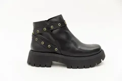 Borcego de cuero negro con plataforma y apliques metálicos.