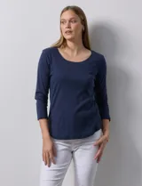 Remera de algodón color verde agua, con escote redondo y mangas 3/4.