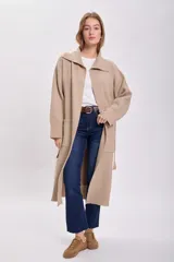 Cardigan largo de punto color beige con cuello solapa, bolsillos laterales y lazo para ajustar en la cintura.