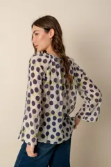 Camisa de dama estampada con lunares grandes color azul marino sobre fondo blanco.