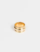 Anillo dorado de metal con diseño triple.