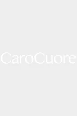 Conjunto de lencería color beige, compuesto por un corpiño con aro y detalles de tul, y una bombacha tipo bikini.