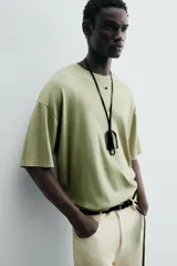 Camiseta verde oliva de corte holgado, cuello redondo y manga corta.