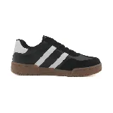 Zapatillas urbanas de cuero negro con tres tiras blancas en el lateral y suela marrón.