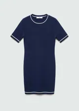 Vestido azul marino de punto ajustado al cuerpo, con cuello redondo y mangas cortas. Presenta ribetes blancos en cuello, mangas y ruedo.