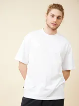 Remera blanca de corte cómodo y manga corta, confeccionada en 100% algodón.