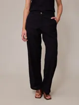 Pantalón negro de lino y algodón, de corte recto y tiro alto.