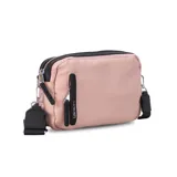 Bandolera color crudo con correa ancha negra con logo de la marca en blanco. Tiene cierre superior, bolsillo frontal con cierre vertical y bolsillo trasero.