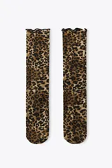 Calcetines finos semitransparentes con estampado de leopardo y terminación ondulada.