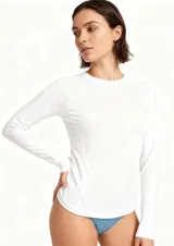 Remera blanca de manga larga con protección UV.
