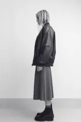 Falda midi gris de tiro alto con cintura elástica y corte evasé.