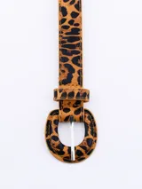 Cinto de cuero sintético con hebilla redonda y estampado animal print.