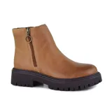 Bota corta color marrón de cuero sintético, con cierre lateral y suela track.