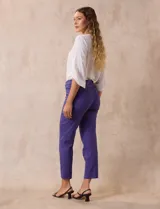 Pantalón verde esmeralda de gabardina elastizada, marca Zac & Rachel. Corte recto, pretina ancha pespunteada, bolsillos simulados y largo al tobillo.
