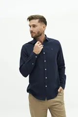 Camisa azul marino de lino y algodón, de manga larga, corte semi slim y logo bordado en el pecho.