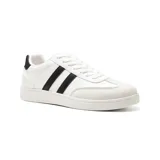 Championes deportivos American Sport de cuero sintético blanco con detalles en negro, cordones blancos y suela blanca.