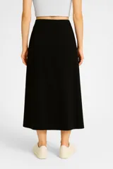 Falda midi color blanco, de lino y viscosa, con bordado en el ruedo y tajo lateral.