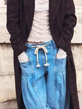 Pantalón de jean celeste de corte ancho con cintura alta ajustable con cordón.