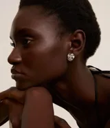 Caravana ear cuff plateada con forma de rosa y hojas.