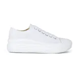 Zapatillas deportivas bajas negras con plataforma blanca y cordones blancos.