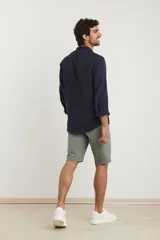 Camisa rosada de lino y algodón, con cuello mao, manga larga y bolsillo de parche en el pecho.