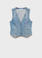 Chaleco de jean celeste con cuello en pico, dos bolsillos delanteros y cierre con botones.