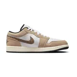 Zapatillas Nike Air Jordan 1 Low color beige y blanco, con detalles de animal print en el logo y el talón.