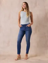 Jean skinny de tiro medio, color celeste, marca One Five One. Confeccionado en denim de algodón elastizado.