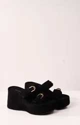 Sandalias negras de plataforma con dos tiras anchas de gamuza y hebillas doradas.