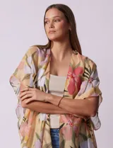 Kimono Barrington de modal con estampado de flores en tonos amarillos, naranjas, rosas y verdes.