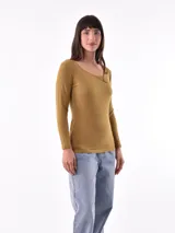 Remera de manga larga color ladrillo, con escote en V.