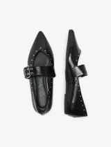 Ballerinas negras de cuero sintético con puntera puntiaguda, tira ajustable y cierre con hebilla. Decoradas con tachas plateadas.
