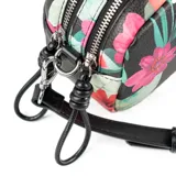 Bandolera rectangular de símil cuero negro con estampado de flores rosas, rojas y verdes. Tiene correa regulable, cierre superior, bolsillo interno con cierre y bolsillo interno abierto. Herrajes plateados y forro de tela de algodón y poliéster.