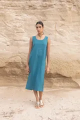 Vestido midi color camel, sin mangas y de corte recto.