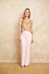 Musculosa color crema de seda con encaje en escote y breteles finos regulables.